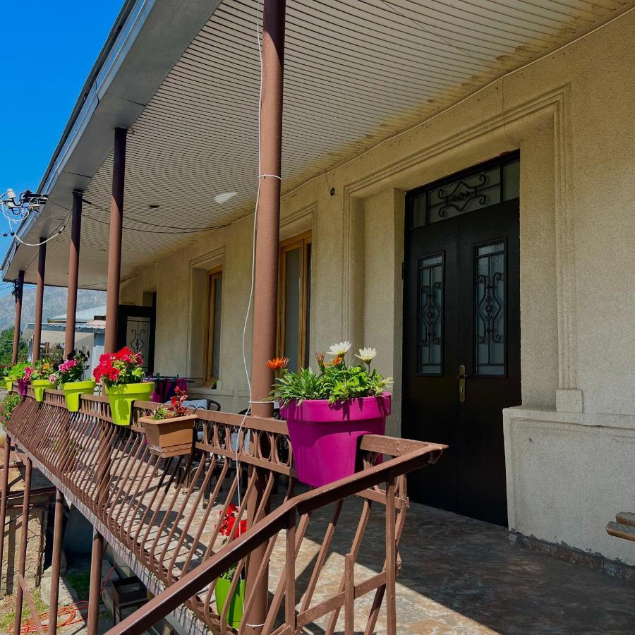Guesthouse Kostava 72 Kazbegi Eksteriør bilde